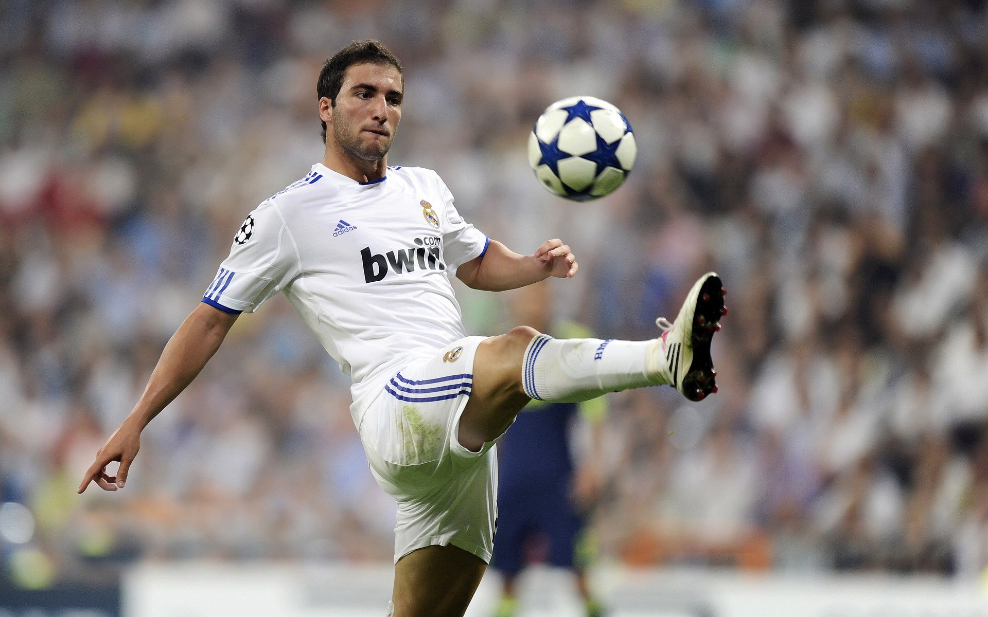 登贝莱被评为法甲赛季最佳球员，叫登贝莱的球员